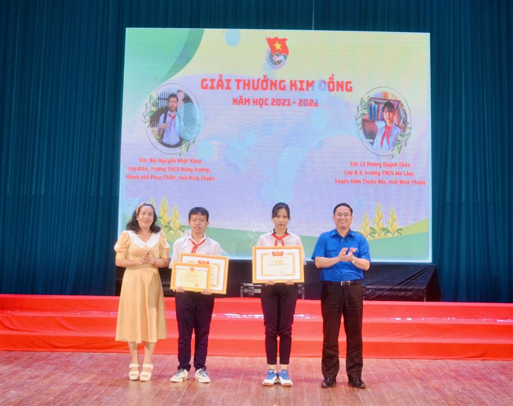 Bình Thuận trao giải thưởng Kim Đồng cho 02 đội viên xuất sắc của tỉnh. 