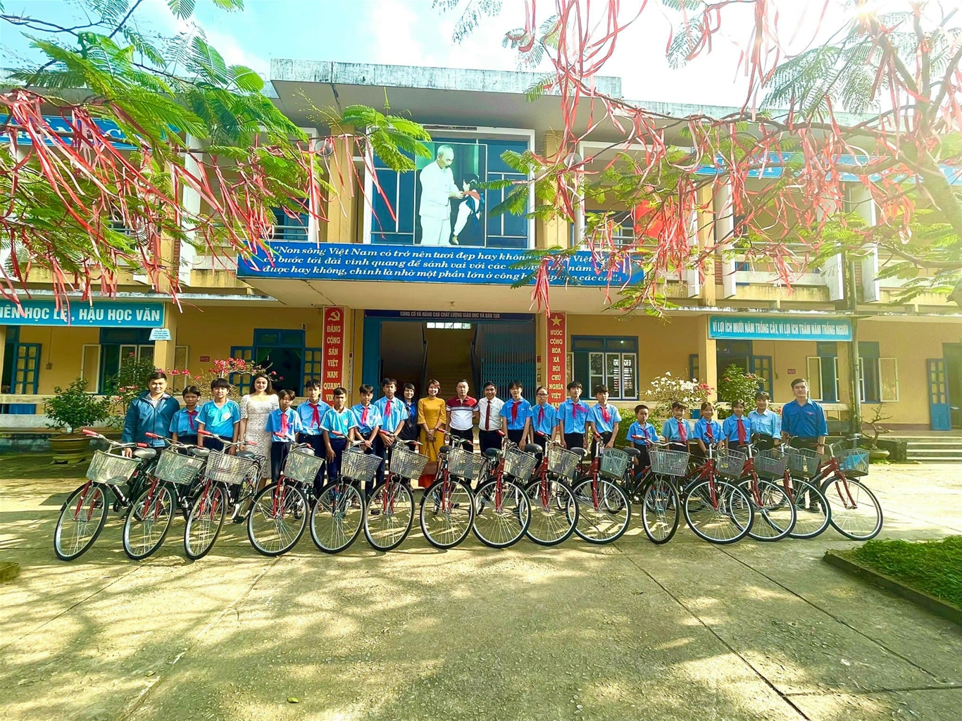 Trao 15 chiếc xe đạp cho 15 em học sinh trường THCS Lê Quang Tiến, thị xã Hương Trà