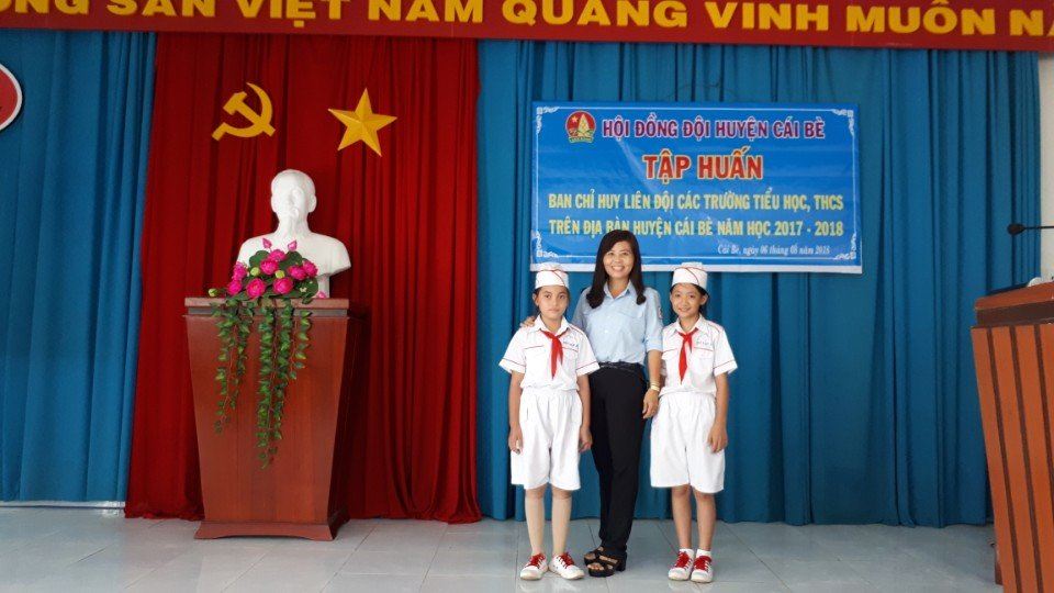 Tiền Giang: Cô giáo Trần Hoàng Khanh nhận Giải thưởng “Cánh én hồng” năm 2021