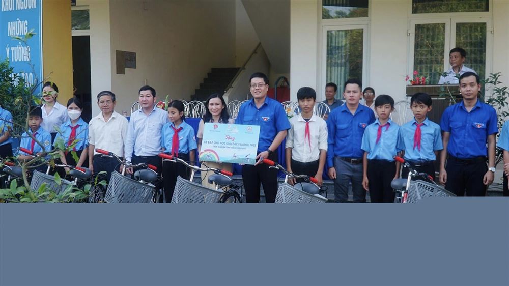 Tặng xe đạp cho học sinh trường TH&THCS Lộc Hòa, huyện Phú Lộc, tỉnh Thừa Thiên Huế