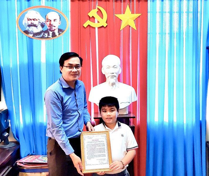 Hội đồng Đội tỉnh Trà Vinh trao thư khen cho Đội viên tiêu biểu em Nguyễn Gia Phát, lớp 4/2 trường Tiểu học Hiếu Tử C, huyện Tiểu Cần