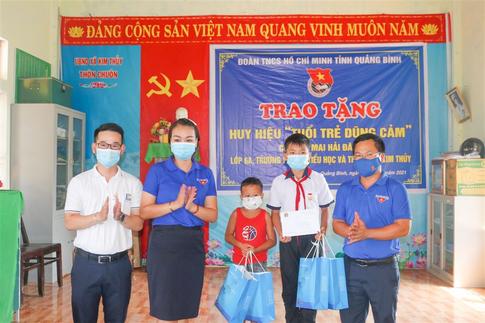 Quảng Bình: Trao tặng Huy hiệu “tuổi trẻ dũng cảm” cho học sinh cứu người bị đuối nước
