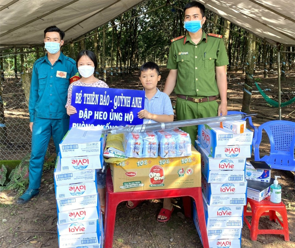 3 học sinh ủng hộ quà trị giá 21 triệu đồng  cho chốt kiểm soát dịch bệnh tại Đồng Phú, tỉnh Bình Phước