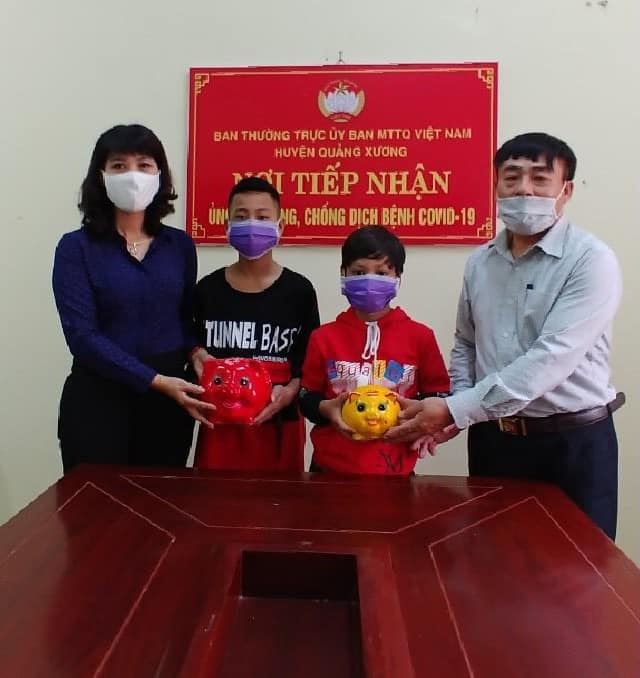 Thanh Hóa - 02 học sinh mang lợn tiết kiệm ủng hộ quỹ phòng dịch Covid-19