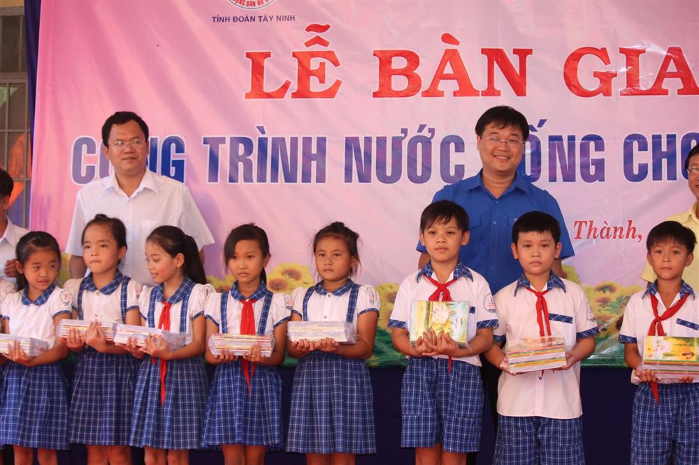 Tây Ninh: Bàn giao công trình nước uống cho trẻ em 