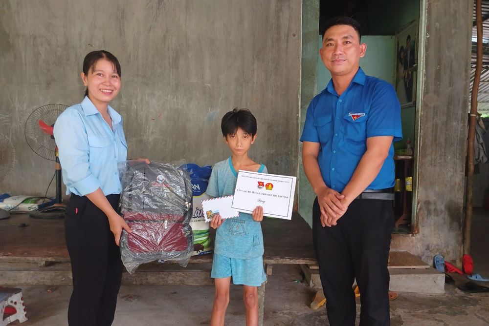 Hậu Giang: Câu lạc bộ tư vấn, trợ giúp trẻ em tỉnh tổ chức thăm hỏi, động viên, tặng quà cho trẻ em khuyết tật trên địa bàn huyện Châu Thành