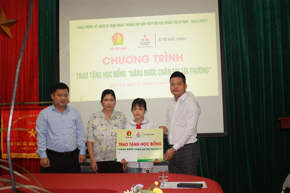 Hội đồng Đội tỉnh Bắc Ninh trao tặng học bổng Nâng bước chân em tới trường