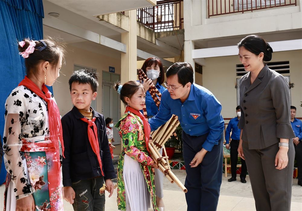 Bí thư thứ nhất TƯ Đoàn dự sinh hoạt dưới cờ cùng học sinh trường dân tộc bán trú Cán Chu Phìn