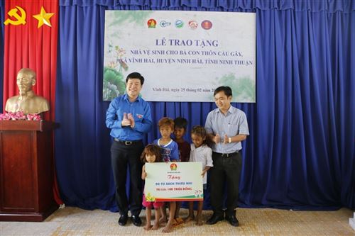 Trao tặng nhà vệ sinh, tủ sách thiếu nhi cho người dân tại Ninh Thuận