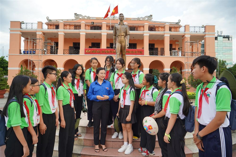Đoàn đại biểu thiếu nhi Việt Nam - Lào - Campuchia dâng hương tưởng niệm Chủ tịch Hồ Chí Minh tại Bến Nhà rồng