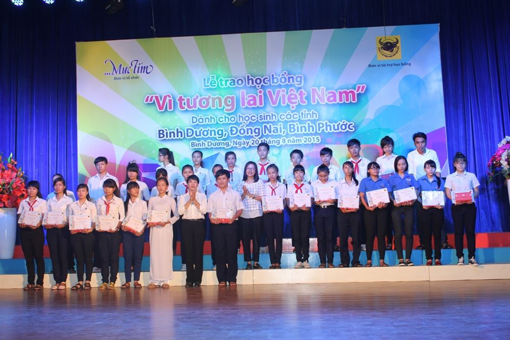 Bình Dương: Trao học bổng “Vì tương lai Việt Nam” năm 2015 cho 100 học sinh