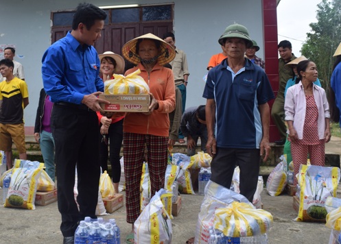 Đồng chí Trần Quốc Tuấn - Bí thư Tỉnh Đoàn trao quà hỗ trợ nhân dân vùng lũ tại xã Minh Hóa, huyện Tuyên Hóa