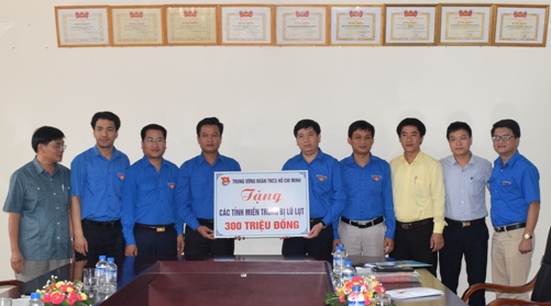 Đồng chí Nguyễn Long Hài - Bí thư Trung ương Đoàn trao tiền hỗ trợ các tỉnh Miền Trung