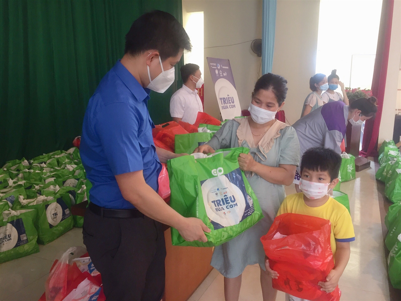 Đồng chí Giáp Xuân Cảnh, Phó bí thư Tỉnh đoàn, chủ tịch Hội đồng Đội tỉnh Bắc Giang trao quà cho thai phụ công nhân và trẻ em tại xã Hồng Thái huyện Việt Yên.  