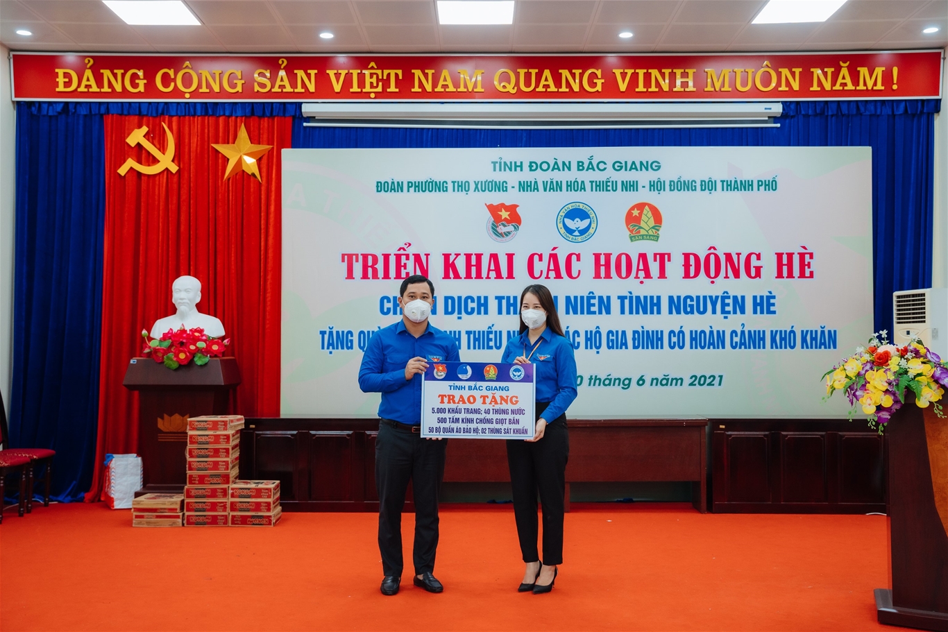 Đồng chí Chu Thượng Thắng trao quà cho Đoàn TNCS Hồ Chí Minh phường Thọ Xương