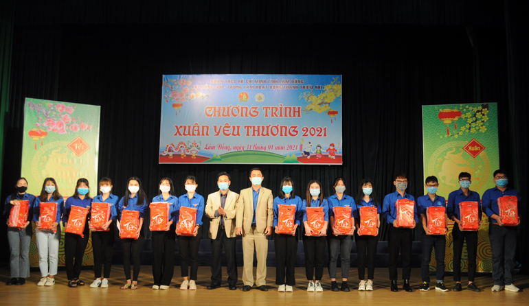 Đồng chí Phan Đức Thái - PBT TT Tỉnh đoàn cùng đại diện Nhà tài trợ trao quà Tết cho Sinh viên có hoàn cảnh khó khăn