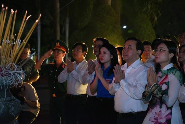Đồng chí Nguyễn Phạm Duy Trang dự Lễ thắp nến tri ân các anh hùng, liệt sĩ tại Nghĩa trang Liệt sĩ TP. Hà Nội