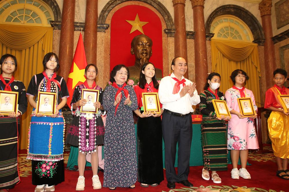 Chủ tịch nước Nguyễn Xuân Phúc: Các cháu hãy đọc thêm những quyển sách để phát triển văn hóa đọc