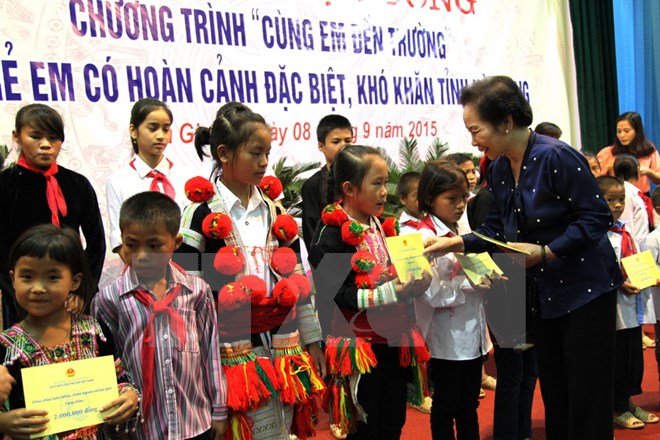 Trao tặng học bổng “Cùng em đến trường” tại tỉnh Hà Giang 