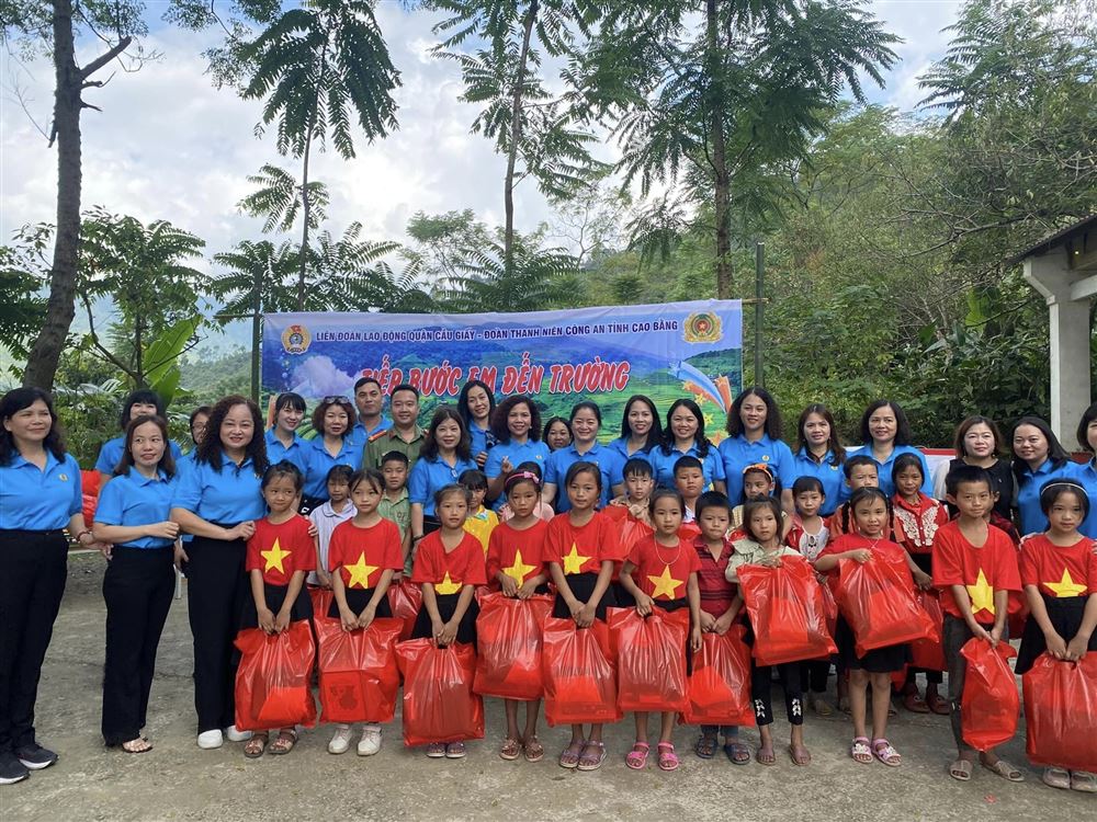 Đoàn thanh niên Công an tỉnh Cao Bằng: phối hợp tổ chức Chương trình Tiếp bước em tới trường năm 2022