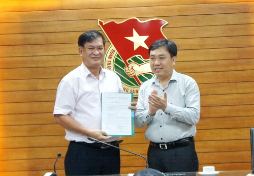 Bí thư thường trực Trung ương Đoàn Nguyễn Mạnh Dũng trao quyết định về nghỉ hưu theo chế độ cho đồng chí Hà Văn Chung
