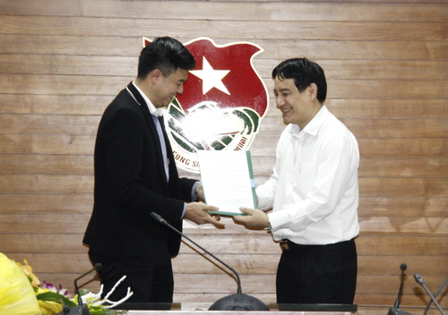 Đồng chí Nguyễn Đắc Vinh trao quyết định và tặng hoa chúc mừng các đồng chí Phan Tuấn Tú