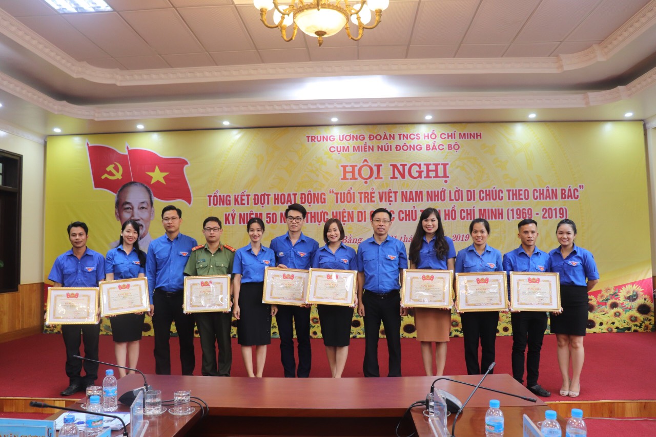 Cô My (thứ 3 từ phải sang) vinh dự nhận bằng khen có thành tích xuất sắc trong đợt hoạt động “Tuổi trẻ Việt Nam nhớ lời Di chúc theo chân Bác” năm 2019 do BCH Trung ương Đoàn trao tặng.