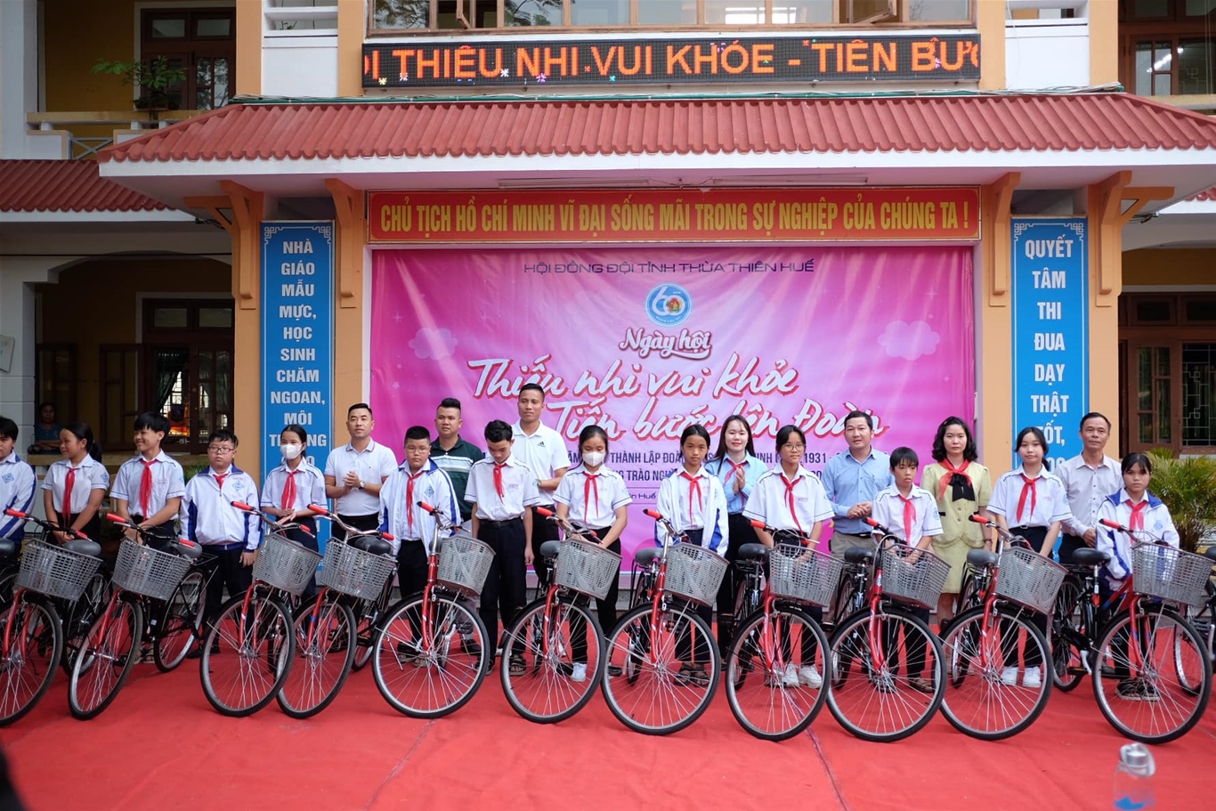Tỉnh Đoàn - Hiệp hội Bất động sản Thừa Thiên Huế trao tặng 15 xe đạp cho 15 em học sinh có hoàn cảnh khó khăn