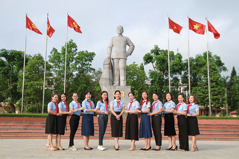 Các giáo viên tổng phụ trách đội thành phố Đông Hà chụp ảnh lưu niệm trong một hoạt động tập thể 