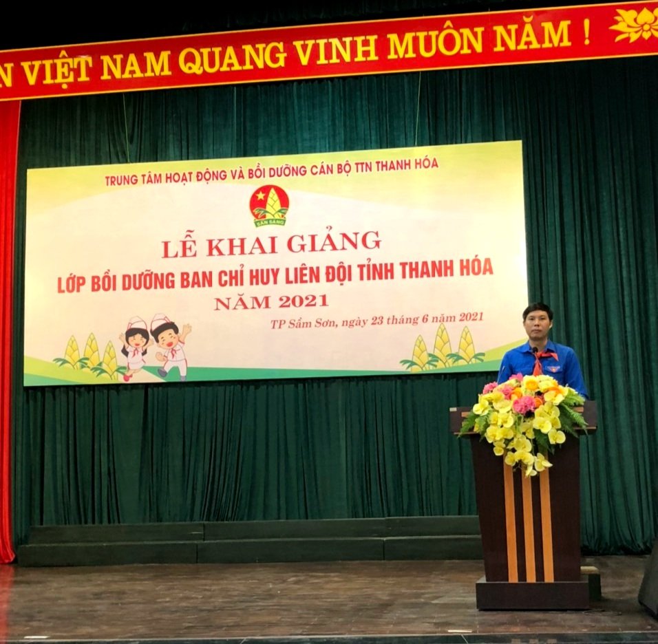 Đ/c Nguyễn Hữu Tuất - Phó Bí thư Tỉnh đoàn, Chủ tịch Hội đồng Đội tỉnh phát biểu tại Lễ khai giảng