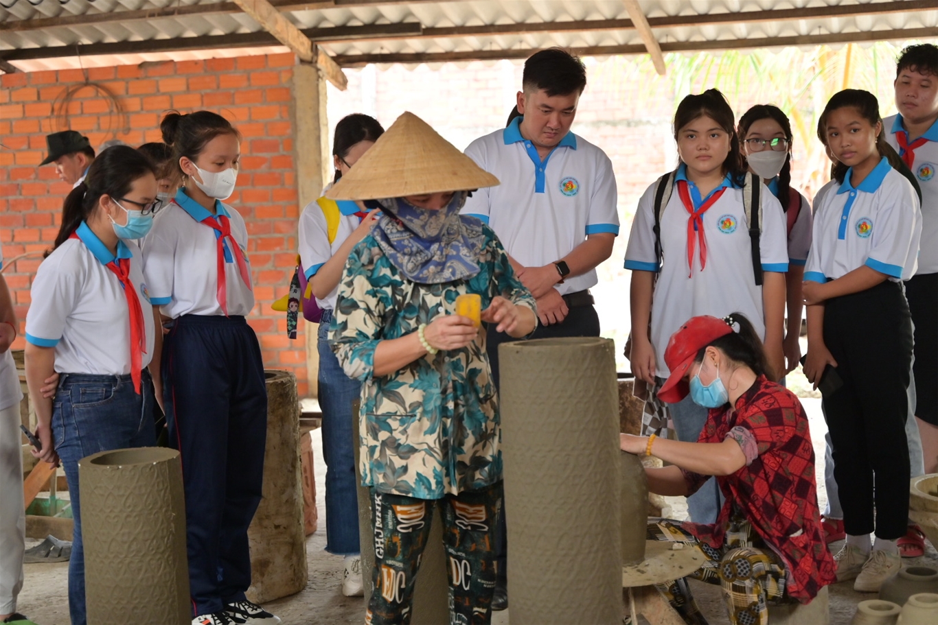 Thiếu nhi Vĩnh Long tham quan làng nghề làm gốm, gạch huyện Mang Thít
