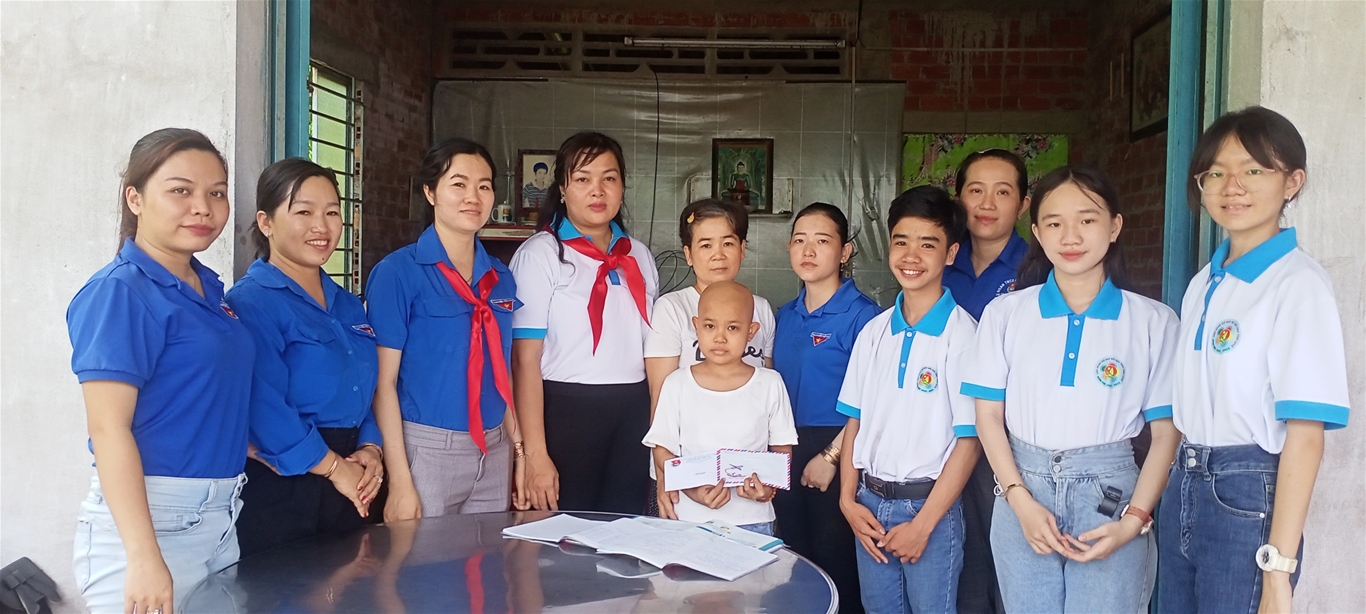 Câu lạc bộ tư vấn, trợ giúp trẻ em đến thăm và tặng quà thiếu nhi mắc bệnh hiểm nghèo tại huyện Mang Thít