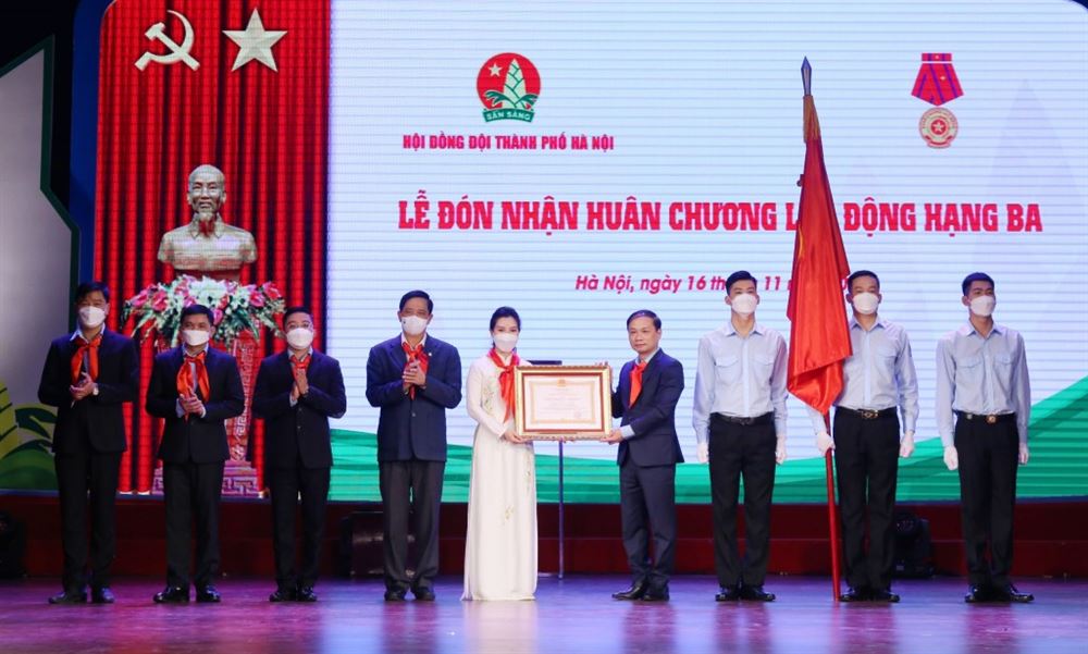 Hội đồng Đội TP Hà Nội đón nhận Huân chương Lao động hạng Ba