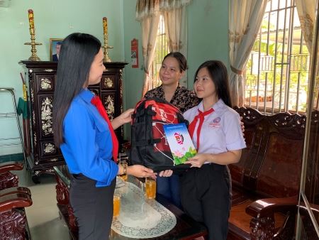Đồng Tháp: Hội đồng Đội Tỉnh thăm và tặng quà gương sáng dũng sĩ “Nghìn việc tốt” 
