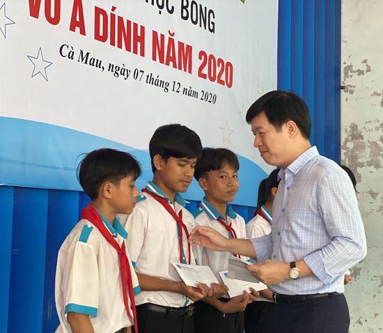 Hội đồng Đội Trung ương trao 20 suất học bổng Vừ A Dính cho học sinh tỉnh Cà Mau