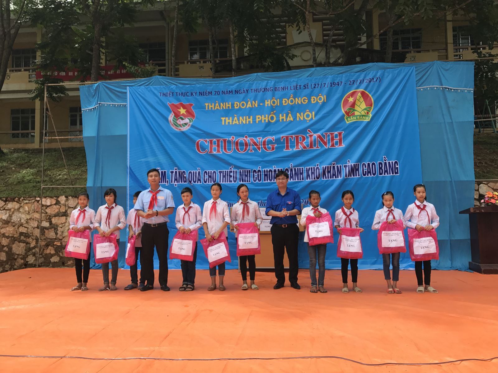Tuổi trẻ Thủ đô thăm, tặng quà thiếu nhi và các gia đình chính sách tỉnh Cao Bằng