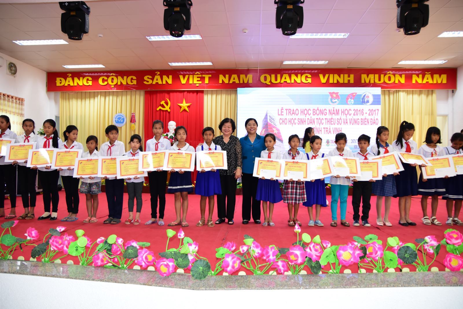 Trà Vinh tổ chức lễ trao học bổng Vừ A Dính năm học 2016 - 2017