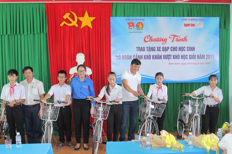 Chương trình trao tặng xe đạp cho học sinh có hoàn cảnh khó khăn vượt khó học giỏi năm 2019