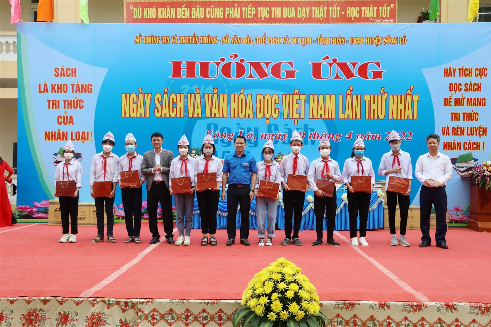VĨNH PHÚC: PHÁT ĐỘNG HƯỞNG ỨNG NGÀY SÁCH VÀ VĂN HÓA ĐỌC LẦN THỨ NHẤT VÀ KHÁNH THÀNH CÔNG TRÌNH THANH NIÊN THƯ VIỆN XANH CHO THANH THIẾU NHI TẠI TRƯỜNG THCS LÃNG CÔNG HUYỆN SÔNG LÔ