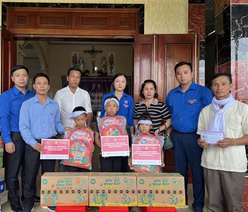 Hội đồng Đội Trung ương và Tổng đài LofKun nhận bảo trợ ba em nhỏ có bố mẹ bị lũ cuốn trôi ở Nghệ An