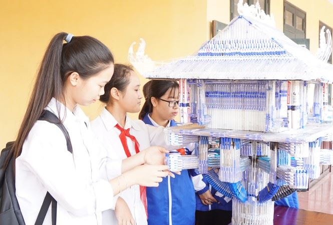Độc đáo những mô hình làm từ... bút bi đã qua sử dụng