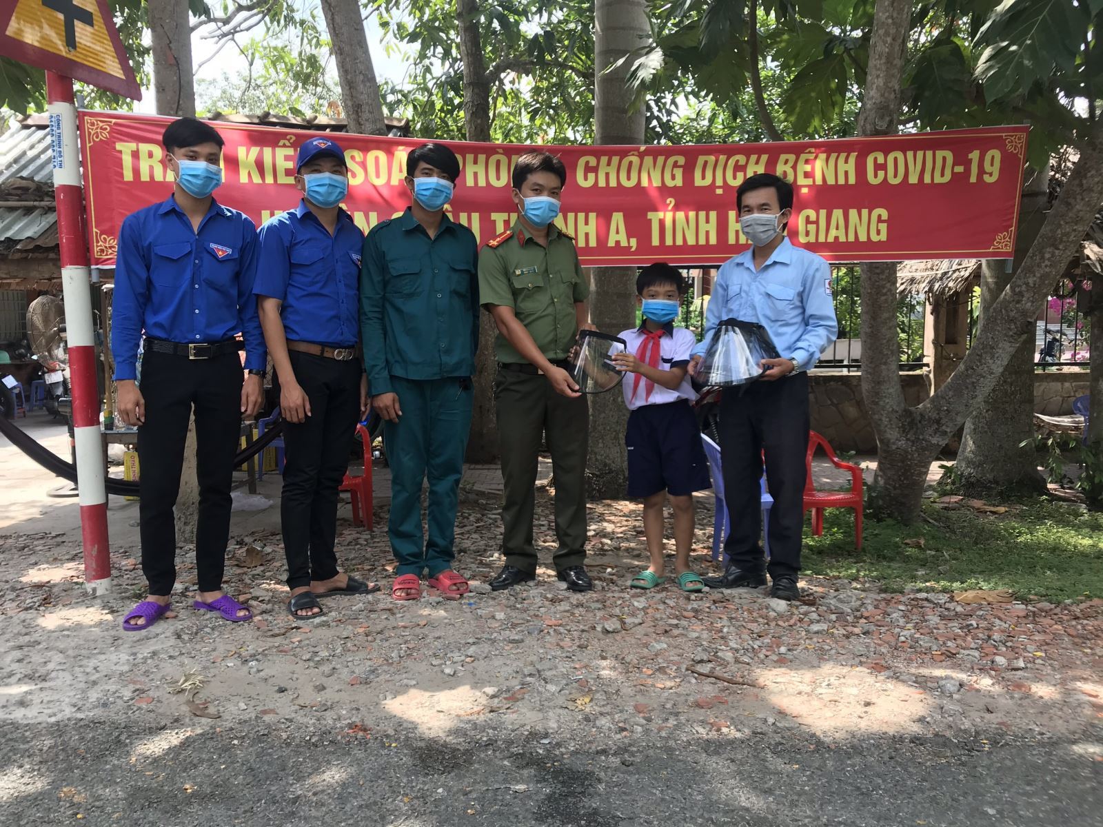 Thiếu nhi Hậu Giang tặng kính bảo hộ phòng, chống Covid-19