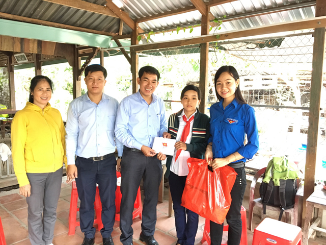 Đồng Tháp: Tiếp bước học sinh, đội viên vượt khó đến trường