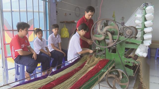 Đồng Tháp: Lớp học dệt chiếu đặc biệt của học sinh khiếm thính