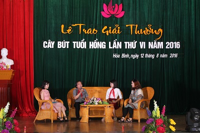 Nhà thơ Nguyễn Quang Thiều cùng các cây bút nhỏ  đạt giải giao lưu với thiếu nhi Hòa Bình