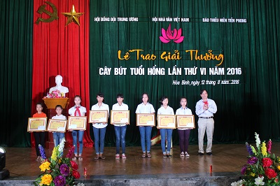 Trao tặng học bổng Vừ A Dính  cho các bạn thiếu nhi dân tộc có hoàn cảnh khó khăn