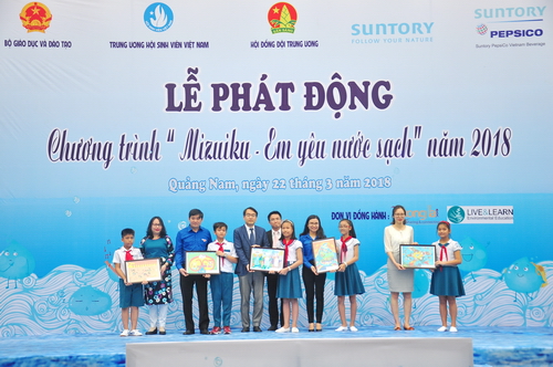 thiếu nhi tặng tranh cuộc thi em yêu nước sạch cho đại biểu
