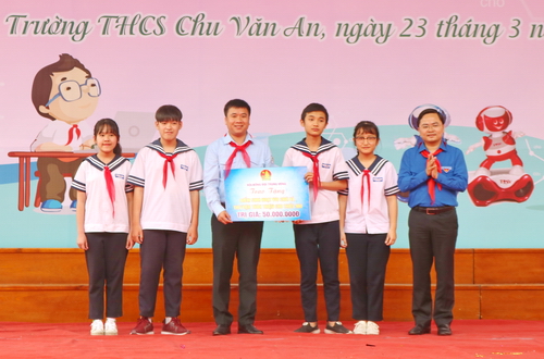 Bí thư thường trực Trung ương Đoàn Nguyễn Anh Tuấn trao tặng cơ sở vật chất phục vụ điểm sinh hoạt, vui chơi cho thiếu nhi tại xã Lê Lợi, huyện An Dương