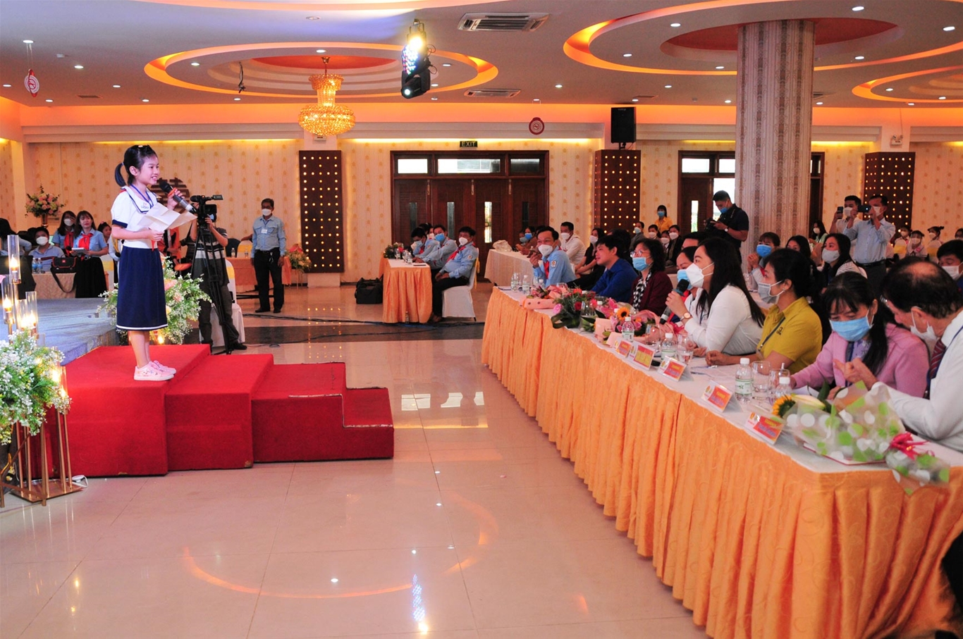 Ngoài phần thi Hùng biện và Nghệ thuật, các thí sinh còn phải trả lời các câu hỏi đến từ Ban Giám khảo