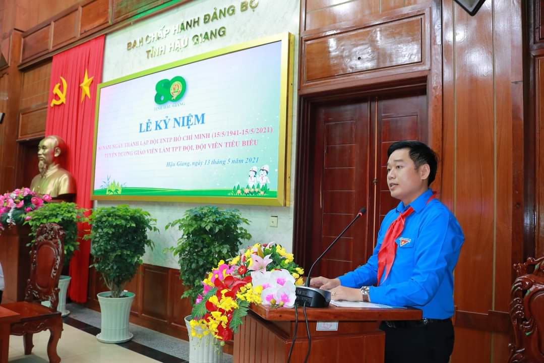 đồng chí Bùi Hữu Lộc - Phó Bí thư Tỉnh đoàn, Chủ tịch Hội đồng Đội tỉnh phát biểu ôn lại truyền thống
